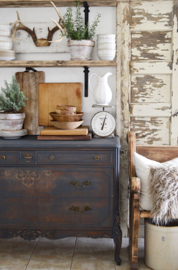 Perabot dengan Finishing Rustik